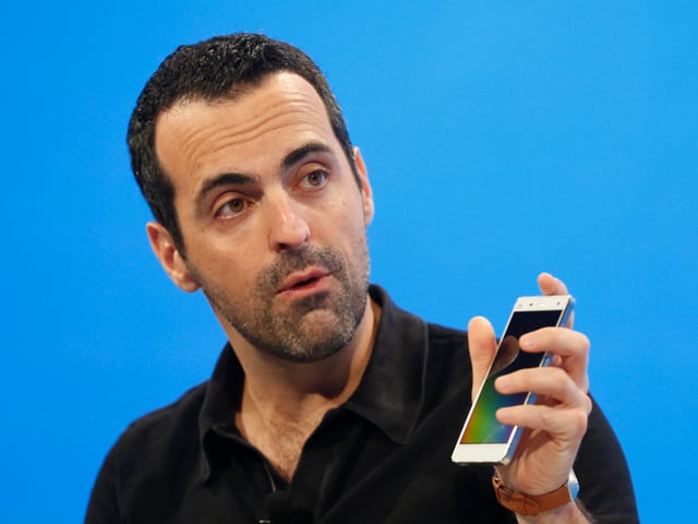 Portrait von Hugo Barra mit Smartphone in der Hand Portrait von Hugo Barra mit Smartphone in der Hand