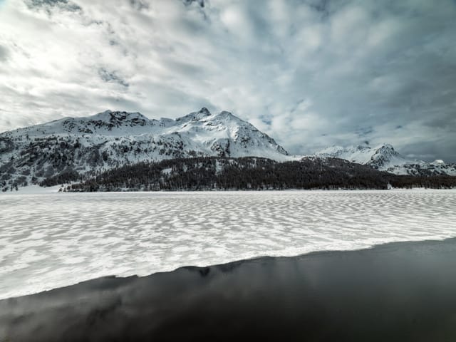 Halb gefroren, halb aufgetauter See.