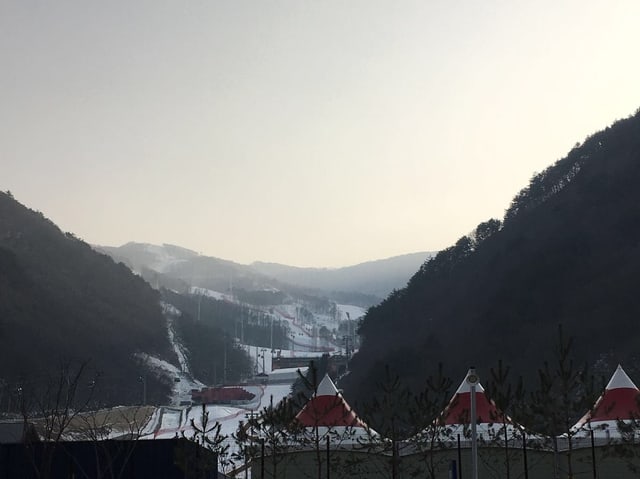 Der Blick hinauf auf die Abfahrtsstrecke. Der Blick hinauf auf die Abfahrtsstrecke.