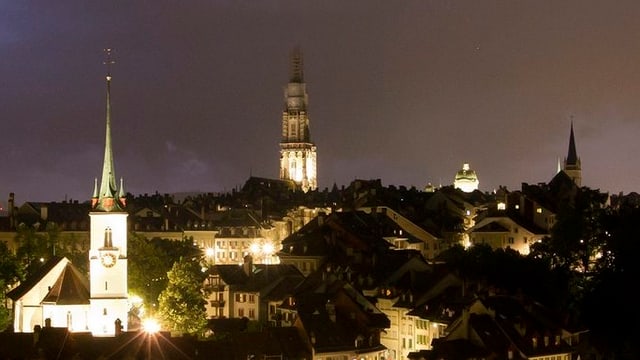 Blick auf die Innenstadt von Bern in der Nacht. Blick auf die Innenstadt von Bern in der Nacht.