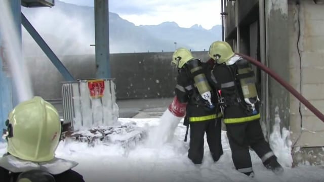 Feuerwehr mit Löschschaum Feuerwehr mit Löschschaum
