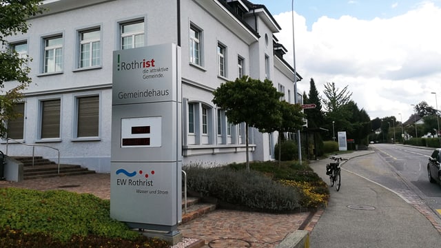 Gemeindehaus mit Tafel mit Gemeindelogo Gemeindehaus mit Tafel mit Gemeindelogo