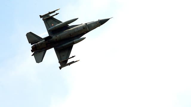 Türkischer F-16-Kampfjet von unten forografiert, mit voller Bewaffnung. Türkischer F-16-Kampfjet von unten forografiert, mit voller Bewaffnung.