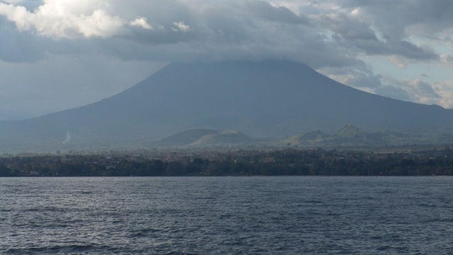Aufnahme des Kivusees mit Blick auf einen benachbarten Vulkan.