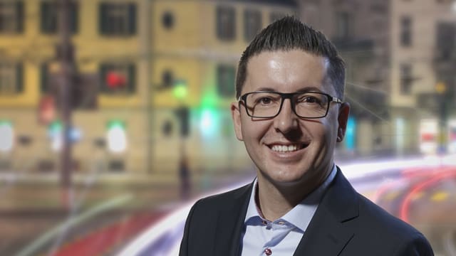 Mann im Anzug steht auf Strasse Mann im Anzug steht auf Strasse