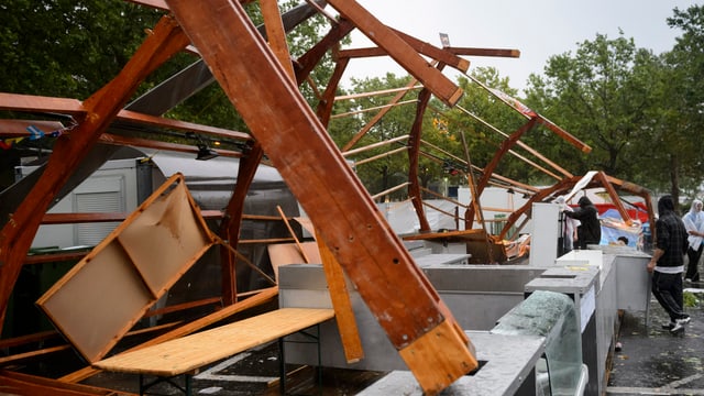 Umgestürzte Holzbalken Umgestürzte Holzbalken