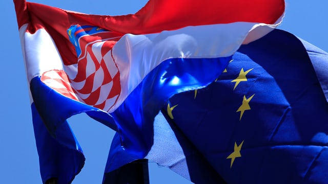Die Flaggen von Kroatien und der EU Die Flaggen von Kroatien und der EU