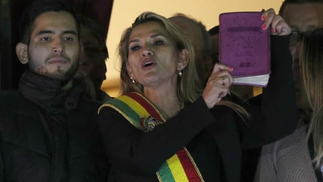 Jeanine Añez mit Präsidialschärpe und Bibel Jeanine Añez mit Präsidialschärpe und Bibel