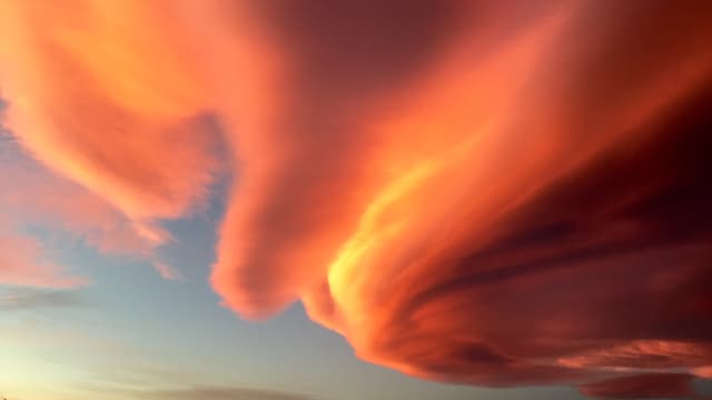 Ein Altocumulus lenticularis in der Abendsonne über Basel. Ein Altocumulus lenticularis in der Abendsonne über Basel.