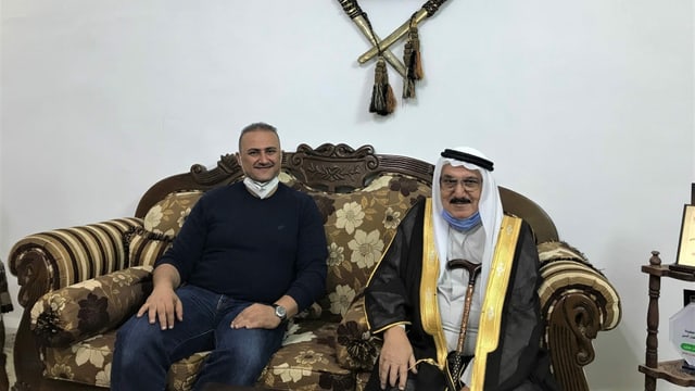Sheikh Saif Al Deen Al Obeidat mit seinem Neffen Laith. Sheikh Saif Al Deen Al Obeidat mit seinem Neffen Laith.