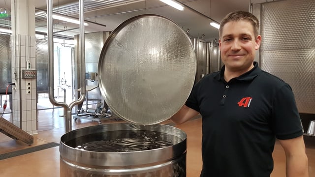 Mann mit Behälter aus Chrom Mann mit Behälter aus Chrom
