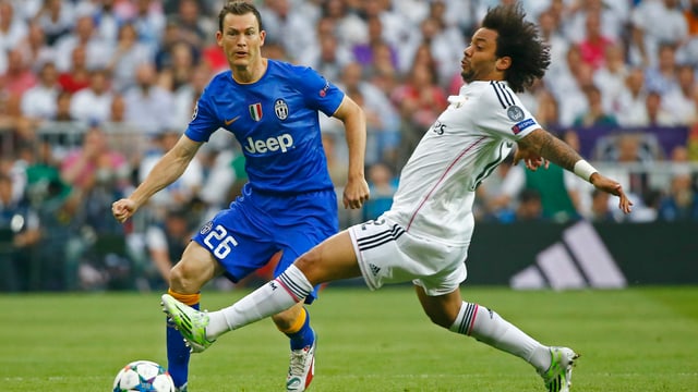 Juves Stephan Lichtsteiner im Zweikampf mit Reals Marcelo Juves Stephan Lichtsteiner im Zweikampf mit Reals Marcelo