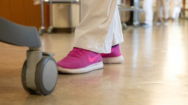 Pinke Schuhe auf dem Spitalboden. Pinke Schuhe auf dem Spitalboden.
