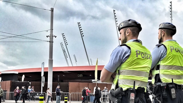 Stadtpolizisten beim Stadion Letzigrund (Symbolbild). Stadtpolizisten beim Stadion Letzigrund (Symbolbild).