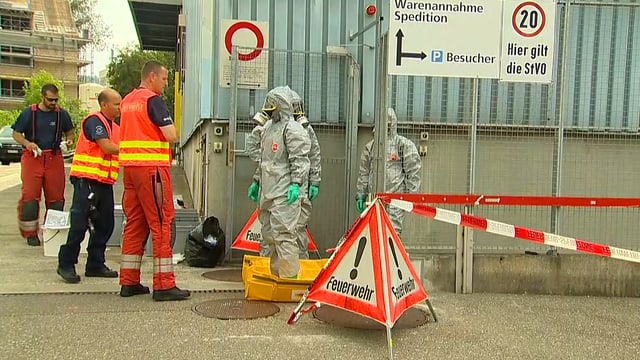 Feuerwehr in Chemieschutzanzug Feuerwehr in Chemieschutzanzug