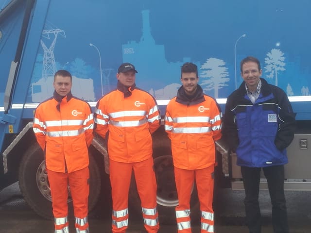 Die REAL-Entsorgungstruppe: Rechts: Leiter Martin Zumstein, Zweiter von Rechts: Fahrer Reto Baumgartner Die REAL-Entsorgungstruppe: Rechts: Leiter Martin Zumstein, Zweiter von Rechts: Fahrer Reto Baumgartner