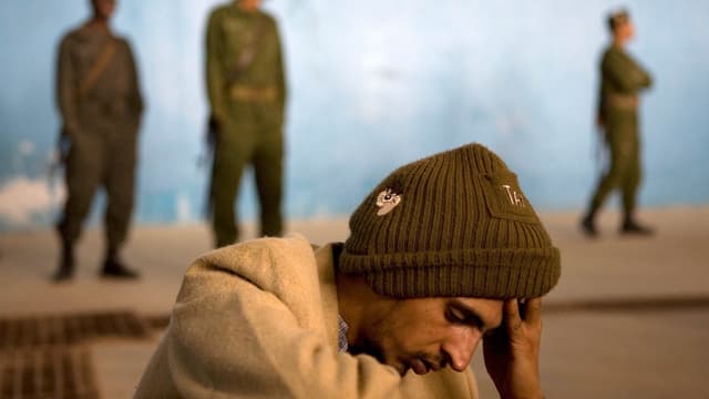 Maghrebiner vor Grenzsoldaten in Tunesien Maghrebiner vor Grenzsoldaten in Tunesien