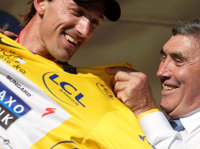 Fabian Cancellara (links) und Eddy Merckx mit dem gelben Trikot