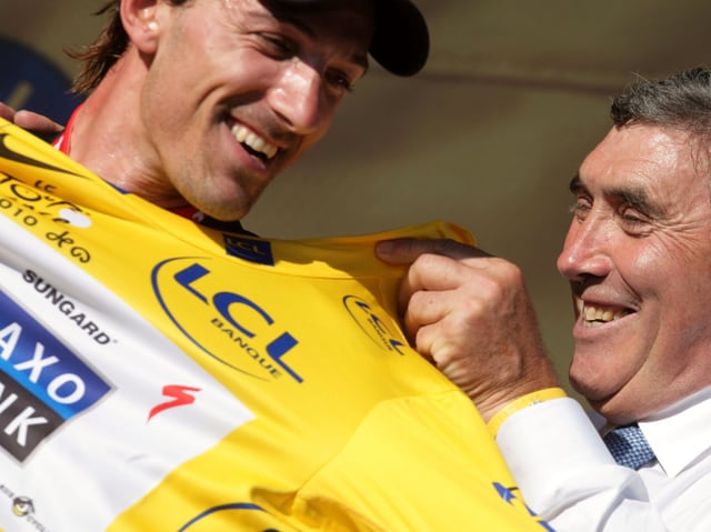 Fabian Cancellara (links) und Eddy Merckx mit dem gelben Trikot Fabian Cancellara (links) und Eddy Merckx mit dem gelben Trikot