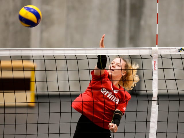 Maja Storck im Training bei einem Smash. Maja Storck im Training bei einem Smash.