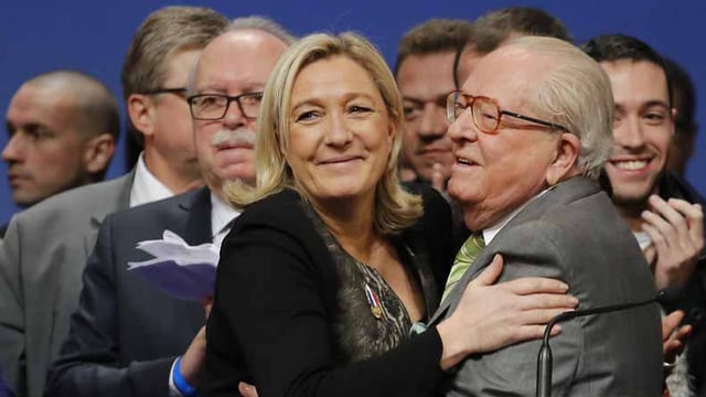 Jean-Marie Le Pen umarmt seine Tochter Jean-Marie Le Pen umarmt seine Tochter