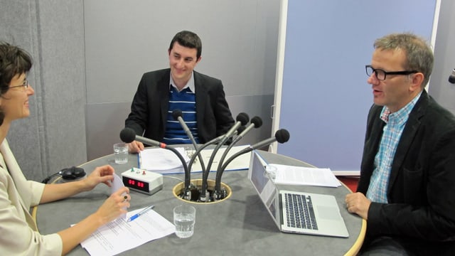 Die beiden Diskutanten sitzen mit der Moderatorin am Tisch. Die beiden Diskutanten sitzen mit der Moderatorin am Tisch.