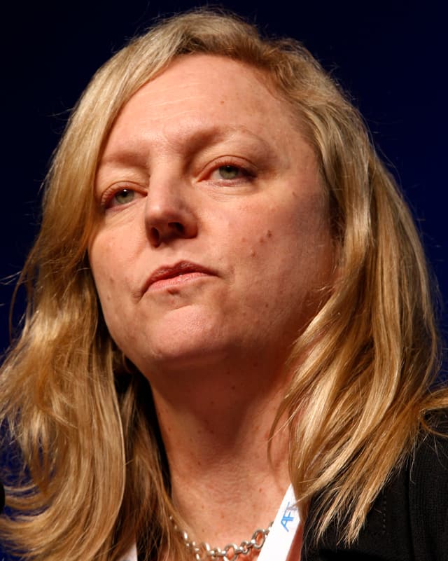 Porträtaufnahme von Karin Finkelston. Porträtaufnahme von Karin Finkelston.