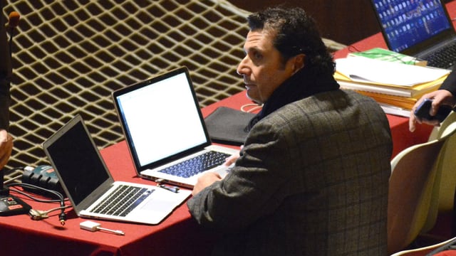 Francesco Schettino mit Laptop vor Gericht