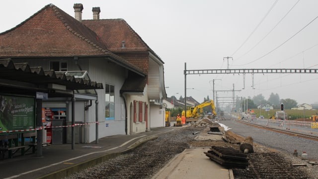 Hier fährt definitiv kein Zug mehr durch: Alter RBS-Bahnhof von Biberist ohne Geleise. Hier fährt definitiv kein Zug mehr durch: Alter RBS-Bahnhof von Biberist ohne Geleise.