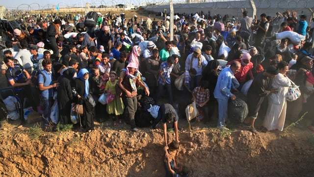 Syrische Flüchtlinge betreten türkischen Boden. Syrische Flüchtlinge betreten türkischen Boden.