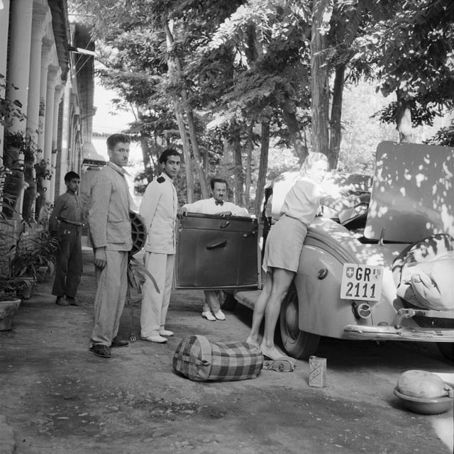 Iran, Meshed (Mashhad): Britisches Konsulat; Ella Maillart beim Beladen des Autos Iran, Meshed (Mashhad): Britisches Konsulat; Ella Maillart beim Beladen des Autos