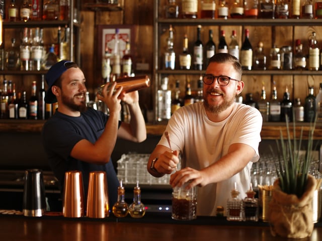 Zwei junge Männer hinter einer Bar Zwei junge Männer hinter einer Bar