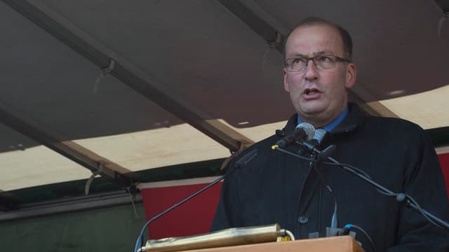 Bauernverbandspräsident Markus Ritter spricht in zwei Mikrofone. Bauernverbandspräsident Markus Ritter spricht in zwei Mikrofone.