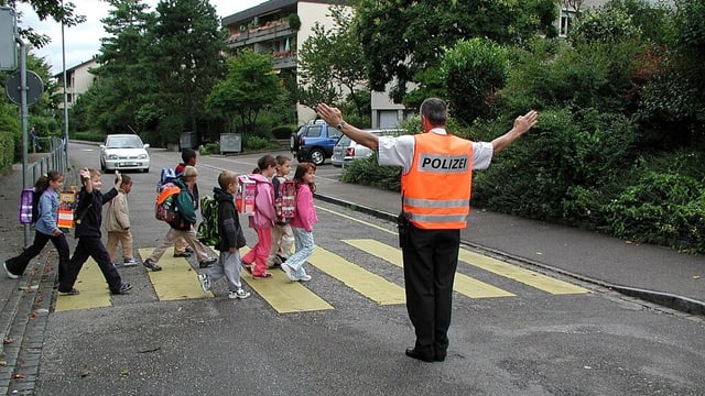  Ein Polizist hält den Verkehr für die Kinder an. Neu sollen die Schulkinder in Winterthur selbständig die Strasse überqueren.