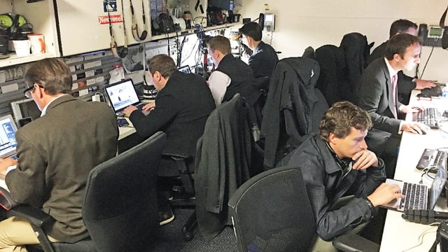 Journalisten sitzen eng vor ihren Laptops. Journalisten sitzen eng vor ihren Laptops.