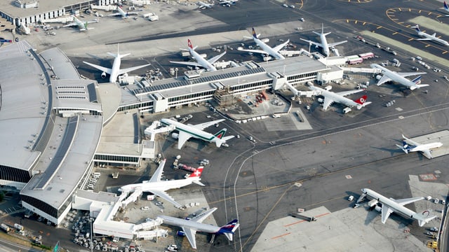 Luftaufnahme eines Gates des Flughafen JFK in New York. Luftaufnahme eines Gates des Flughafen JFK in New York.