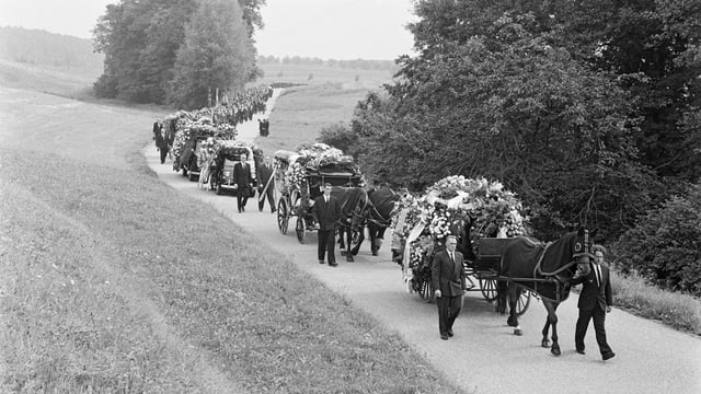 Trauerzug von Humlikon nach Andelfingen: Pferde ziehen die Särge. Trauerzug von Humlikon nach Andelfingen: Pferde ziehen die Särge.