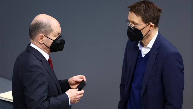 Scholz and Lauterbach im Gespräch in Bundestag.