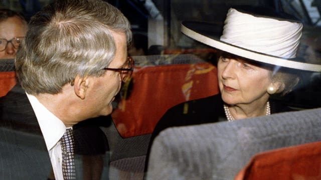 Margaret Thatcher und John Major im Zug Margaret Thatcher und John Major im Zug