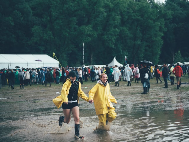 Gelbe Regenmäntel sind dieses Jahr schwer In. Wir haben bestimmt schon 50 davon gezählt! Kein Witz!