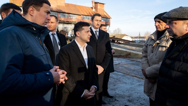 Selenski im Gespräch mit Bürgern von Krasna Slobidka Selenski im Gespräch mit Bürgern von Krasna Slobidka