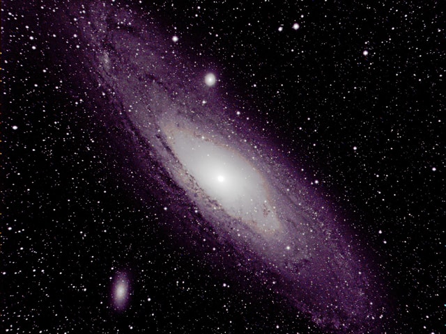 Violett schimmernde Galaxie.