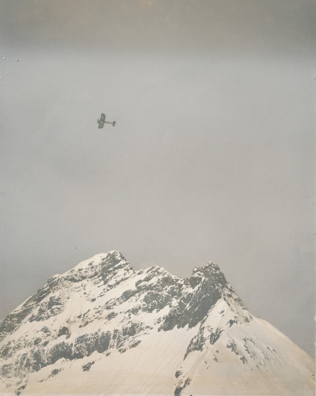 Oskar Bider über dem Jungfraujoch. Oskar Bider über dem Jungfraujoch.