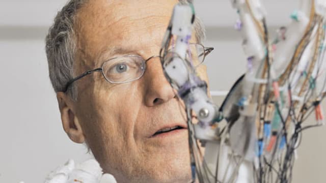 Video «Die Intelligenz des Körpers – Rolf Pfeifer, Robotiker (alt)» abspielen Video «Die Intelligenz des Körpers – Rolf Pfeifer, Robotiker (alt)» abspielen