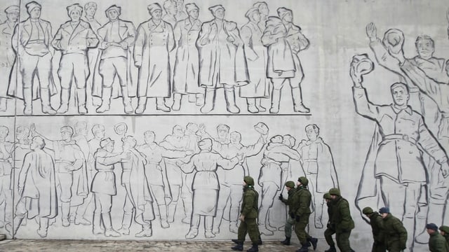 Russische Soldaten patrouillieren beim Denkmal von Stalingrad. Russische Soldaten patrouillieren beim Denkmal von Stalingrad.