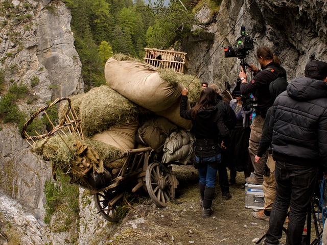 Ein voller Holzwagen ist vom Weg abgekommen und hängt über dem Abgrund. Ein voller Holzwagen ist vom Weg abgekommen und hängt über dem Abgrund.