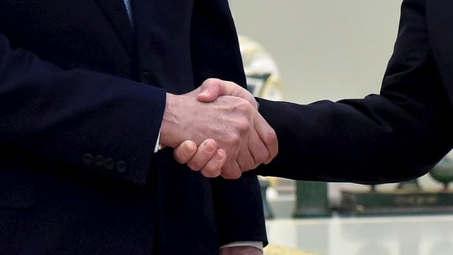 Zwei Personen reichen sich die Hand Zwei Personen reichen sich die Hand
