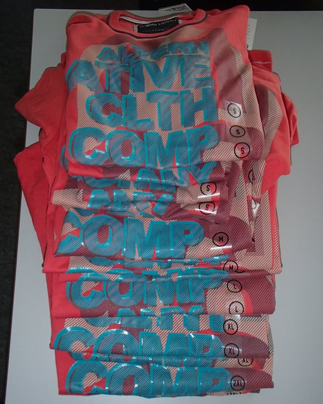 Ein ganzer Haufen von gleichen T-Shirts. Ein ganzer Haufen von gleichen T-Shirts.
