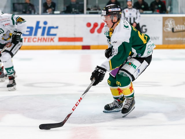 Andri Spiller mit dem Puck am Stock. Andri Spiller mit dem Puck am Stock.