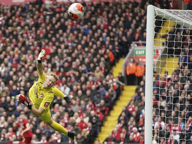 Bournemouth's goalkeeper Aaron Ramsdale wehrt eine Schuss ab